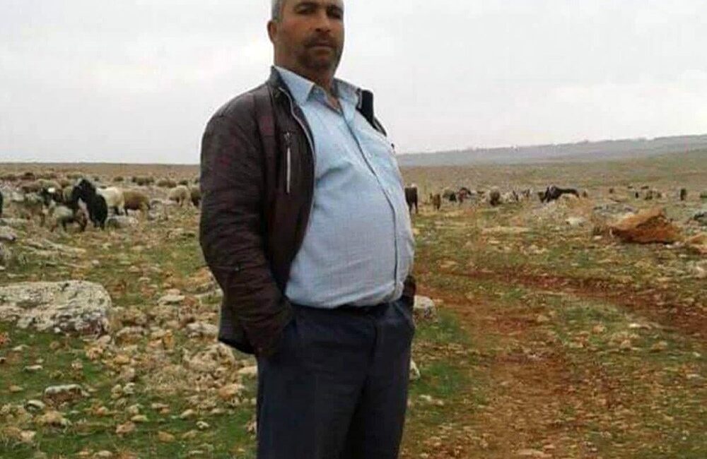 Şanlıurfa’nın Birecik ilçesinde kontrolden çıkarak şarampole devrilen traktörün altında kalan
