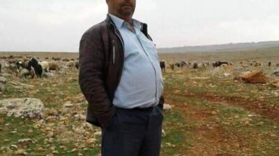 Şanlıurfa’nın Birecik ilçesinde kontrolden çıkarak şarampole devrilen traktörün altında kalan