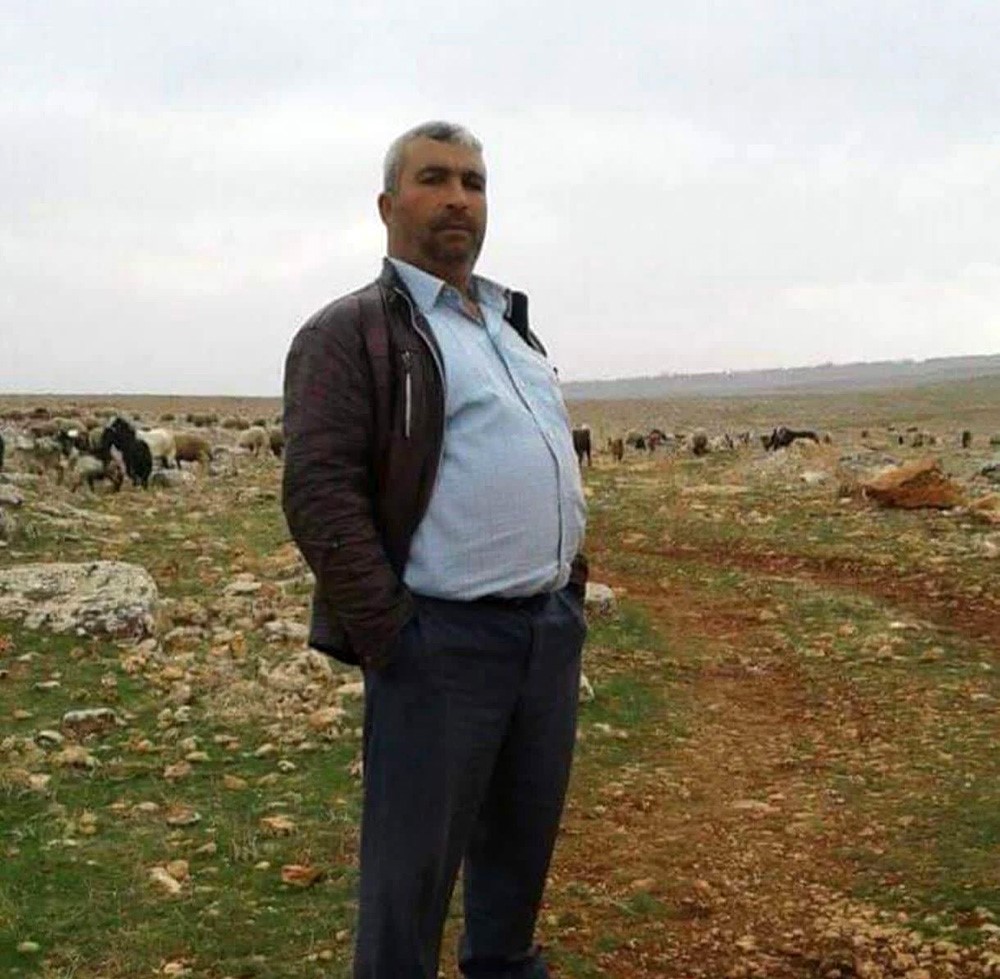 Şanlıurfa’nın Birecik ilçesinde kontrolden çıkarak şarampole devrilen traktörün altında kalan