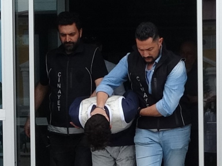 Uşak’ta bir tarım arazisinde boğazı kesilmiş halde ölü bulunan 63