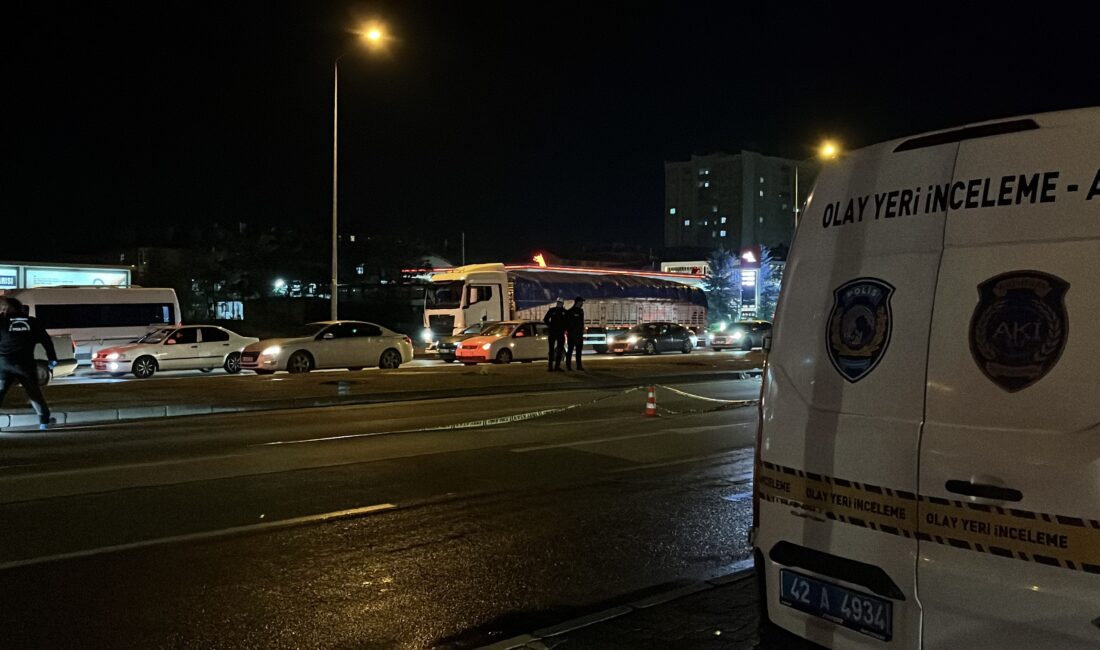 Konya’nın Selçuklu ilçesinde yolun karşısına geçmeye çalışan bir kadın, lüks