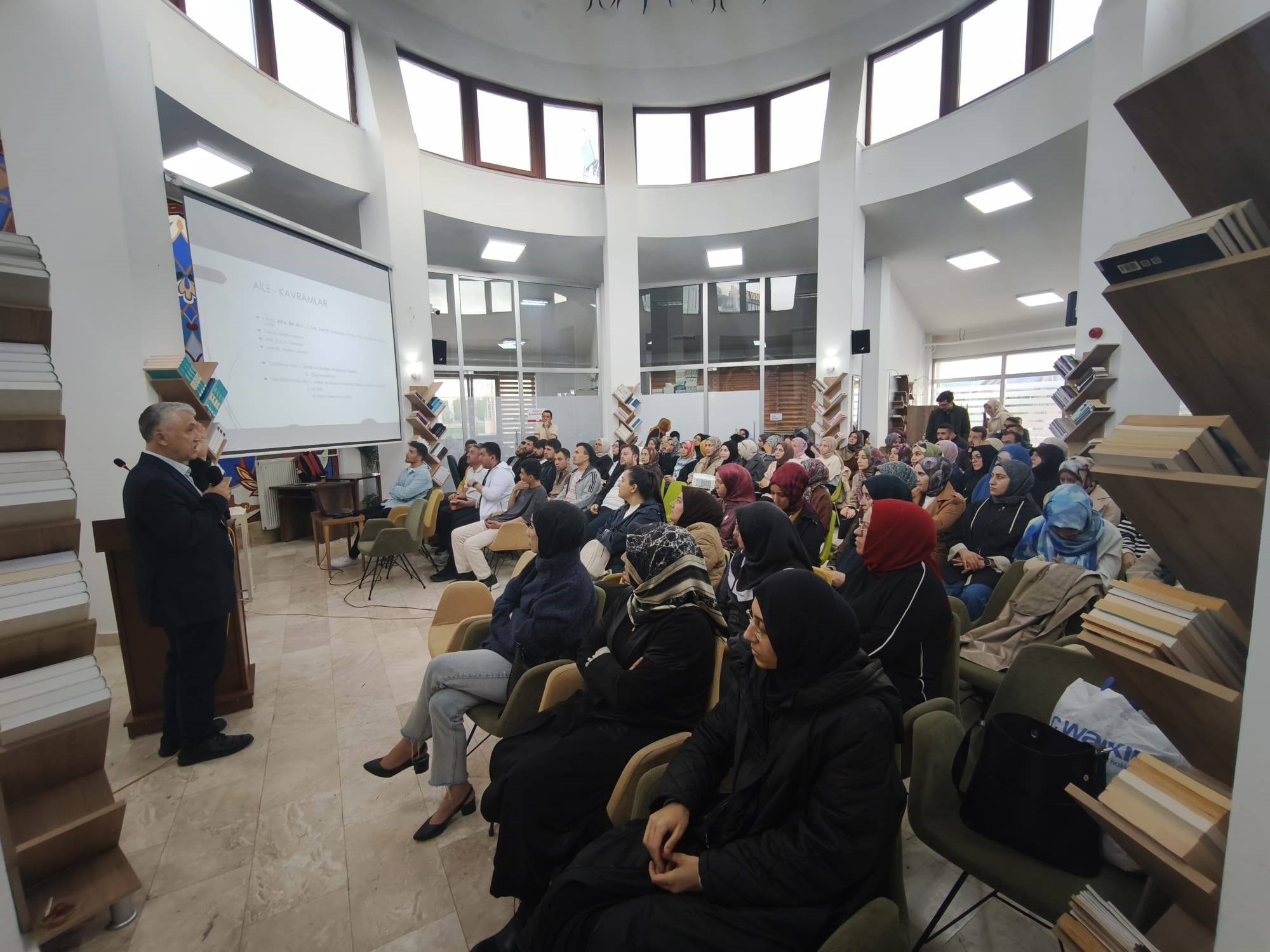 Afyonkarahisar İl Müftülüğü Gençlik Koordinatörlüğü bünyesindeki Diyanet Gençlik Merkezi, toplumun
