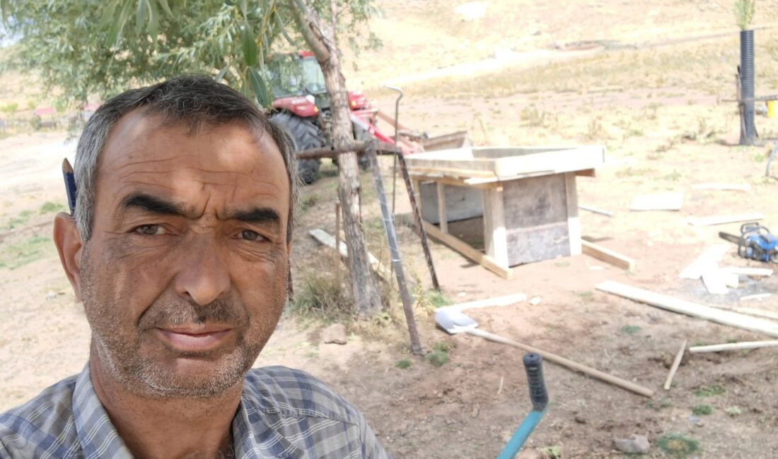 Kayseri’nin Tomarza ilçesinde traktörüne tarım aleti takmaya çalışan bir kişi,