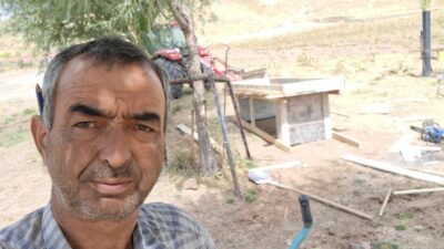 Kayseri’nin Tomarza ilçesinde traktörüne tarım aleti takmaya çalışan bir kişi,
