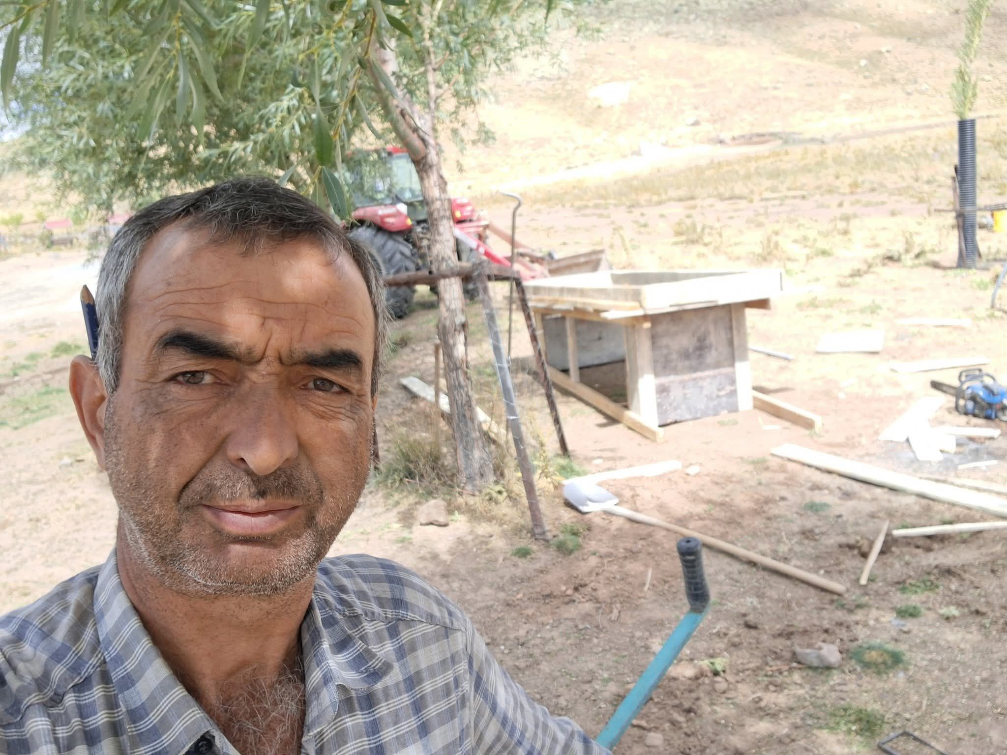 Kayseri’nin Tomarza ilçesinde traktörüne tarım aleti takmaya çalışan bir kişi,