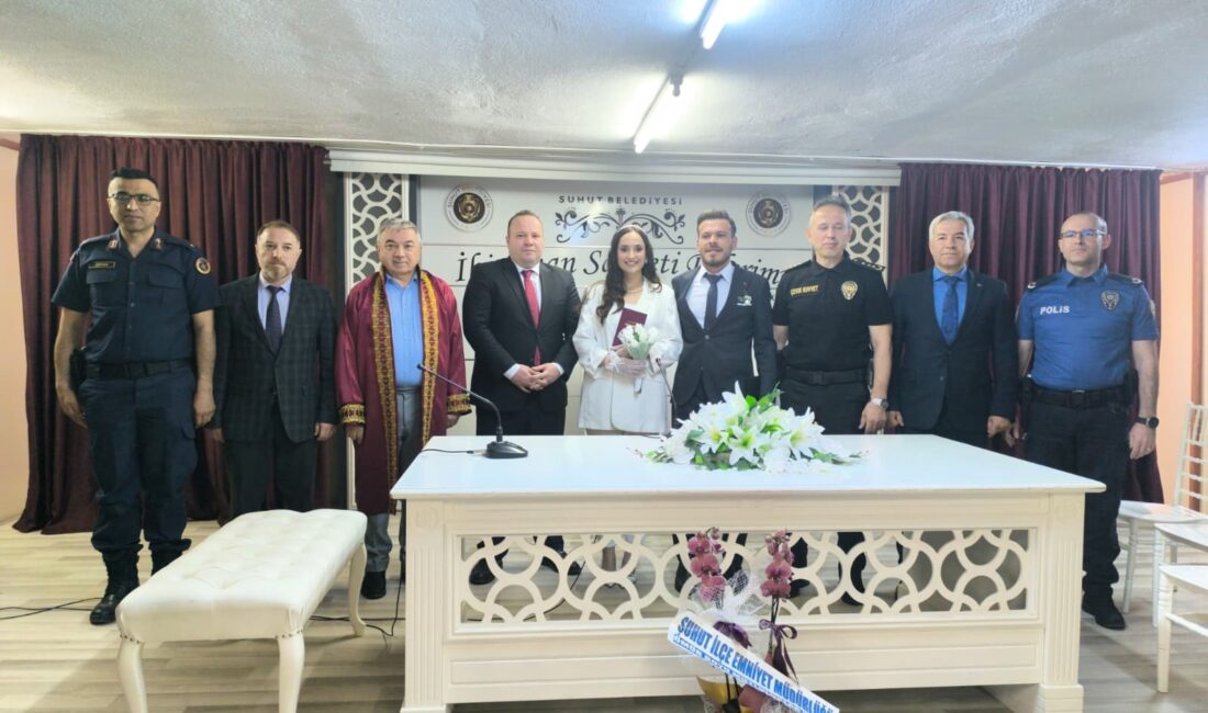Afyonkarahisar'da görev yapan iki polis memuru, hayatlarını birleştirdikleri nikah törenine
