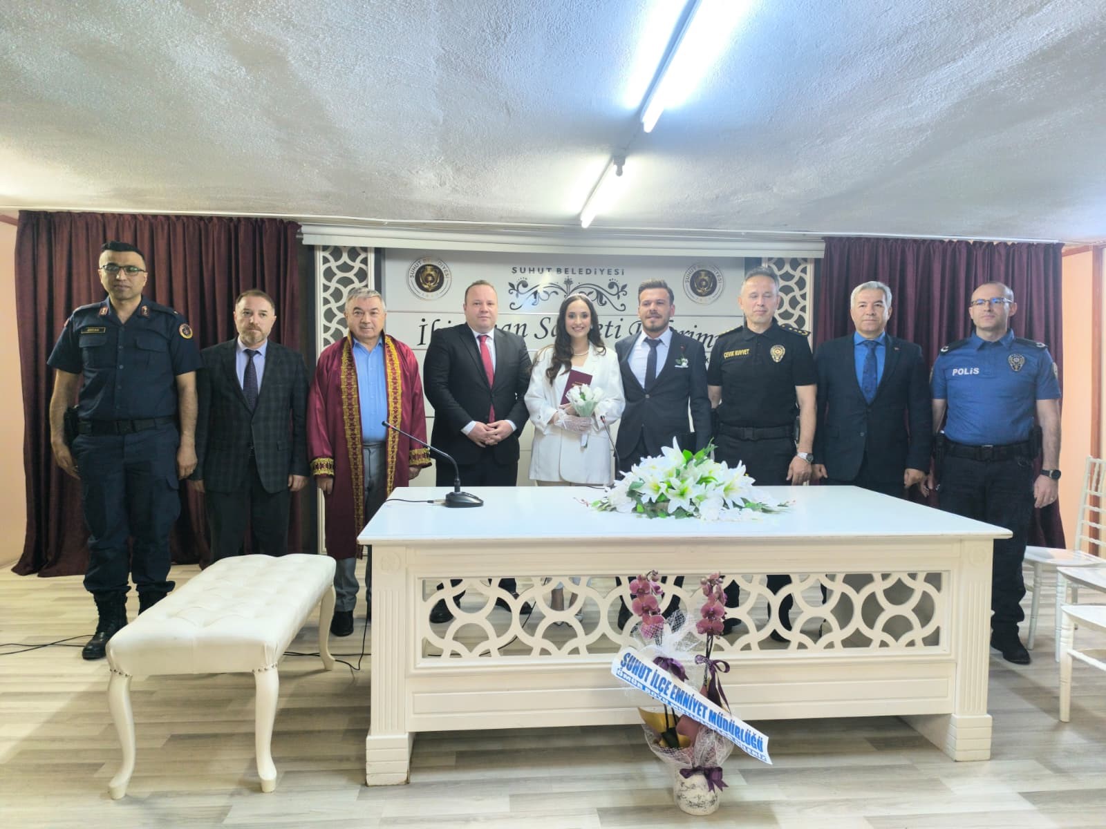 Afyonkarahisar'da görev yapan iki polis memuru, hayatlarını birleştirdikleri nikah törenine