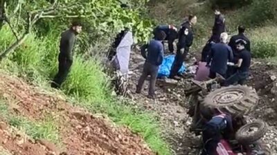 Gaziantep’in Şahinbey ilçesinde kontrolden çıkarak devrilen traktörün altında kalan 74