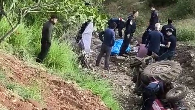 Gaziantep’in Şahinbey ilçesinde kontrolden çıkarak devrilen traktörün altında kalan 74