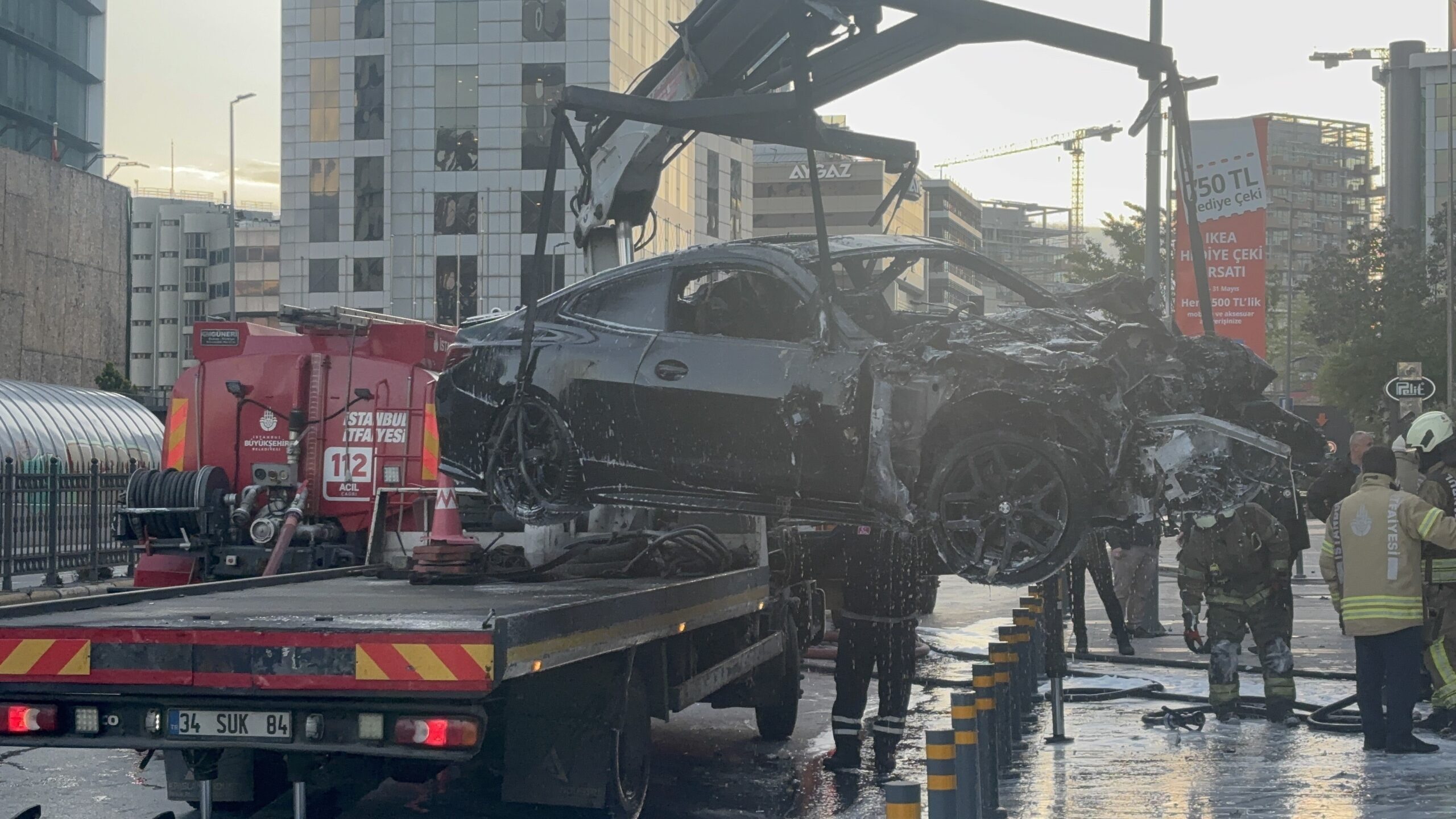 İstanbul'un Şişli ilçesinde sabahın erken saatlerinde meydana gelen trafik kazasında,