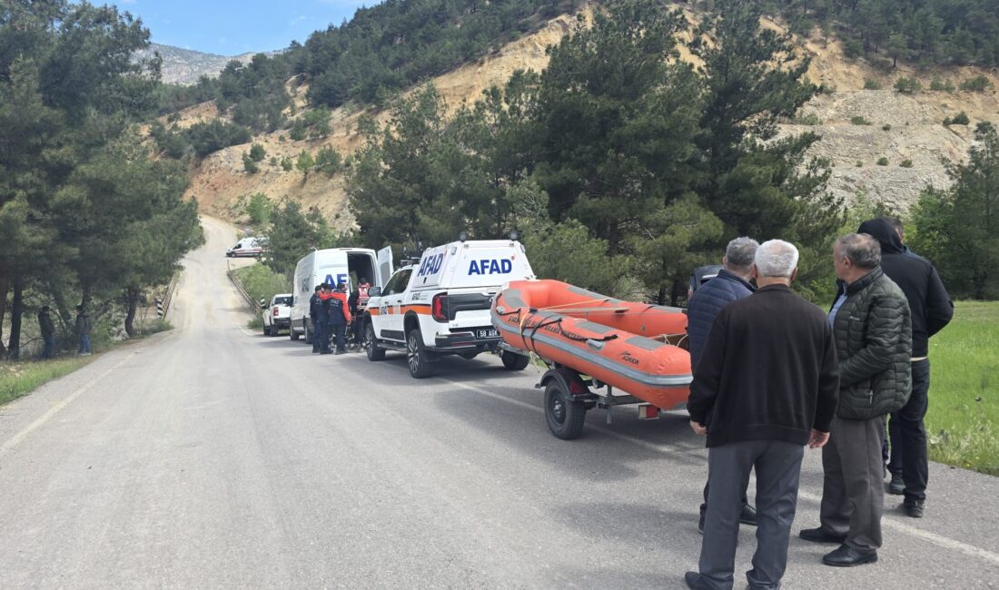 Sivas’ın Koyulhisar ilçesinde sürücüsünün kontrolünden çıkan bir otomobilin takla atması