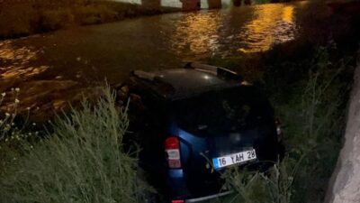 Bursa'da iddiaya göre sürücüsünün kontrolünden çıkan otomobil dereye uçtu. Kaza