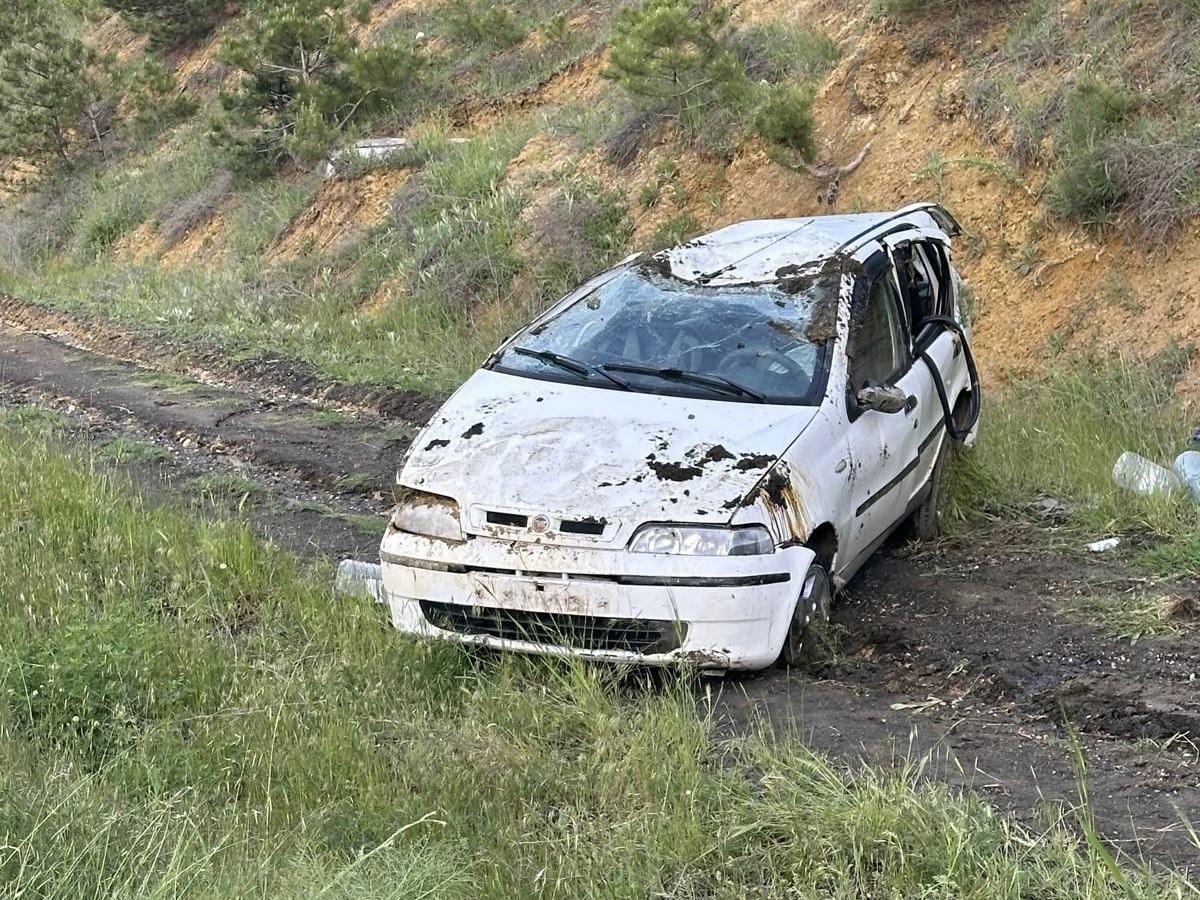 Uşak-Afyonkarahisar karayolu üzerinde gece saatlerinde meydana gelen trafik kazasında, kontrolden