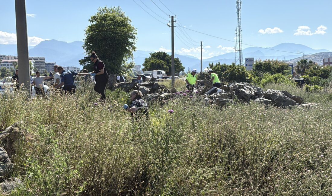 Antalya'nın Gazipaşa ilçesinde kontrolden çıkarak yol kenarındaki kayalık alana devrilen