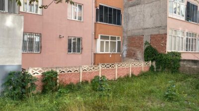 Elazığ’da 5 katlı bir binanın son katındaki balkondan şüpheli bir