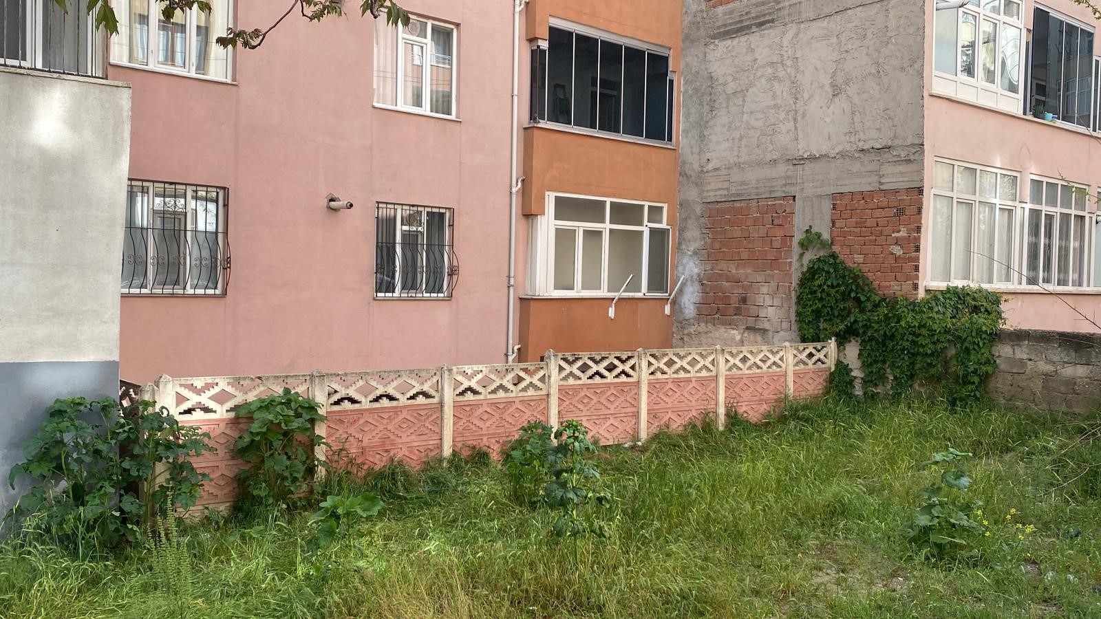 Elazığ’da 5 katlı bir binanın son katındaki balkondan şüpheli bir