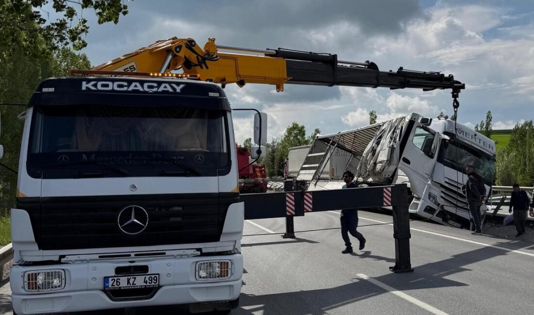 Afyonkarahisar’da kontrolden çıkan eşya yüklü bir tırın refüje devrildiği kaza,
