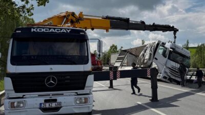 Afyonkarahisar’da kontrolden çıkan eşya yüklü bir tırın refüje devrildiği kaza,
