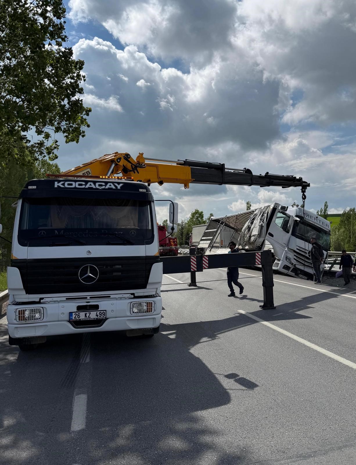 Afyonkarahisar’da kontrolden çıkan eşya yüklü bir tırın refüje devrildiği kaza,