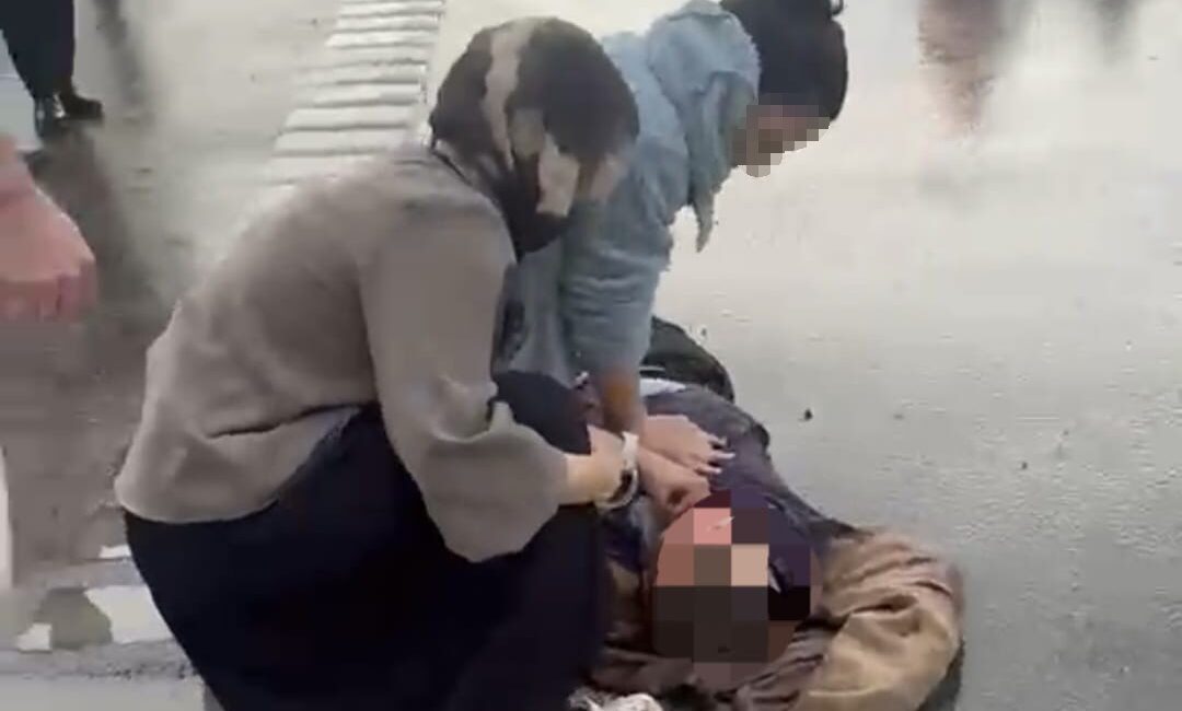 Yozgat’ta meydana gelen zincirleme trafik kazasında, bir başka kazazedeye yardım