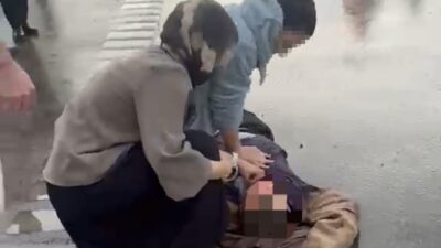 Yozgat’ta meydana gelen zincirleme trafik kazasında, bir başka kazazedeye yardım