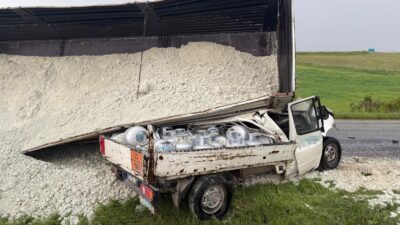 Afyonkarahisar’da kontrolden çıkan kum yüklü bir tırın, seyir halindeki mutfak