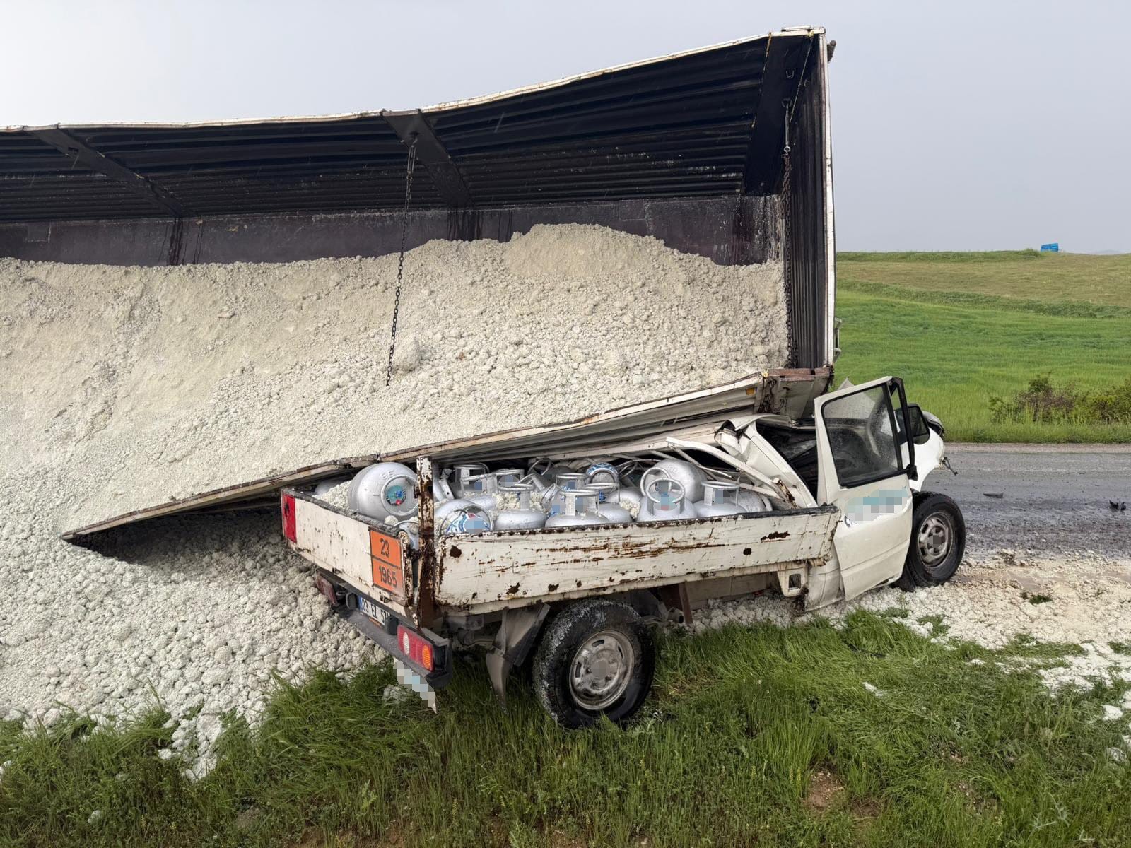 Afyonkarahisar’da kontrolden çıkan kum yüklü bir tırın, seyir halindeki mutfak