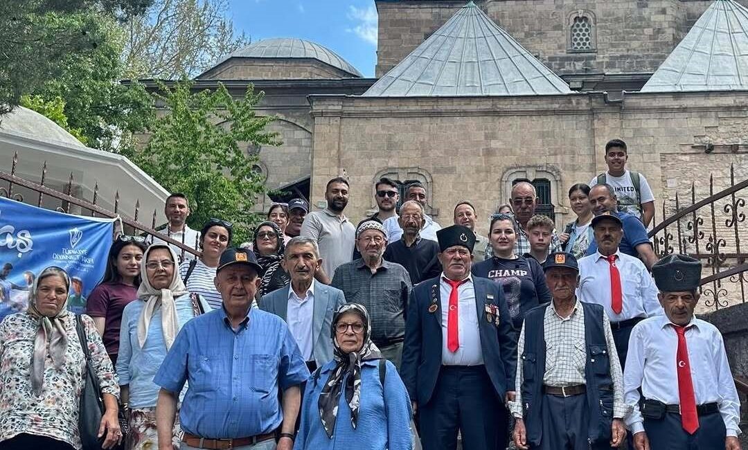 İzmir’in Bayındır ilçesinde yaşayan kahraman gaziler ve aileleri, düzenlenen özel