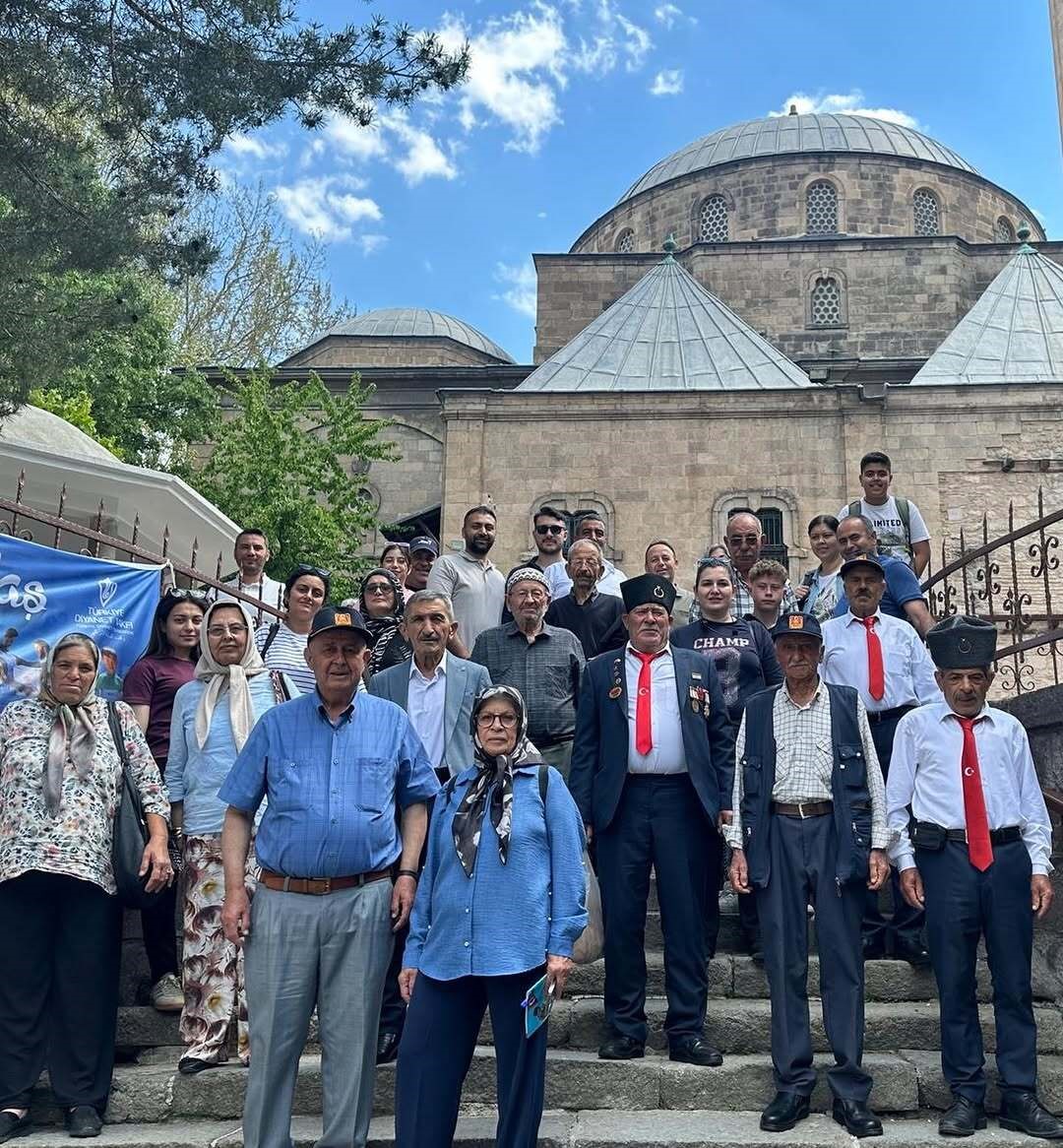 İzmir’in Bayındır ilçesinde yaşayan kahraman gaziler ve aileleri, düzenlenen özel