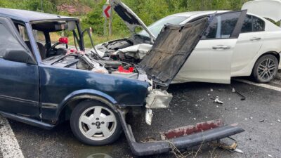 Afyonkarahisar’ın Hocalar ilçesinde, iki otomobilin köy girişindeki köprü üzerinde kafa