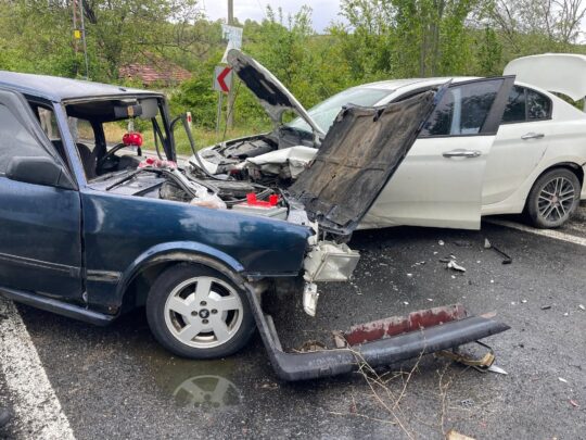 Afyonkarahisar’ın Hocalar ilçesinde, iki otomobilin köy girişindeki köprü üzerinde kafa