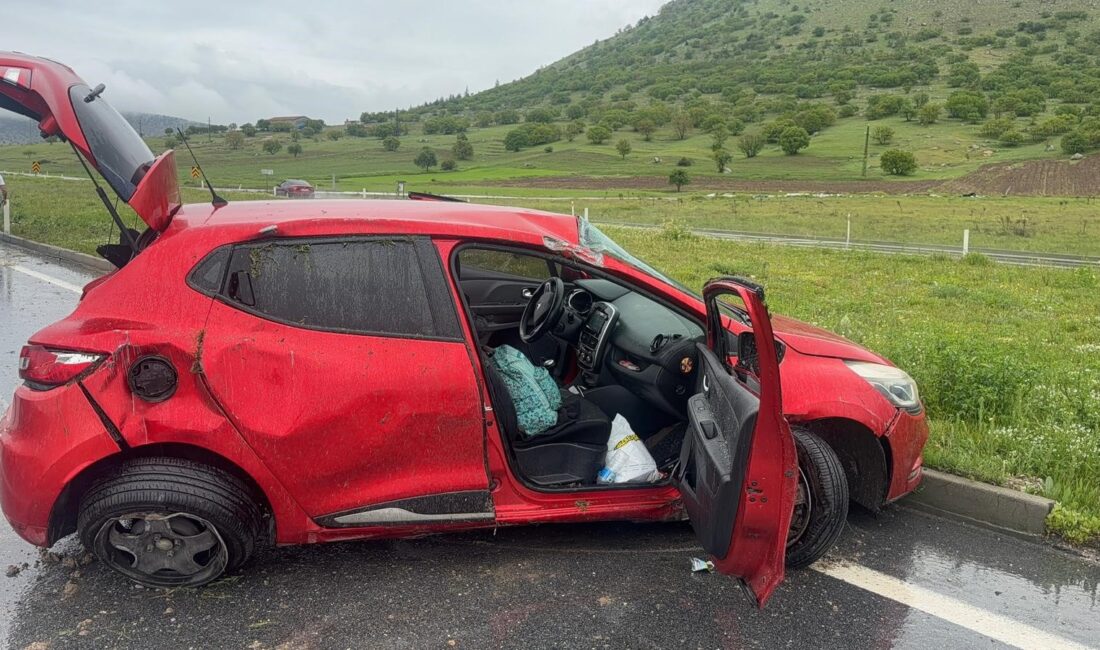 Afyonkarahisar’ın Bolvadin ilçesi yakınlarında meydana gelen feci trafik kazasında adeta