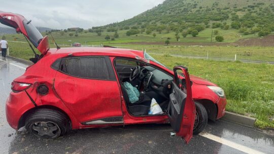Afyonkarahisar’ın Bolvadin ilçesi yakınlarında meydana gelen feci trafik kazasında adeta