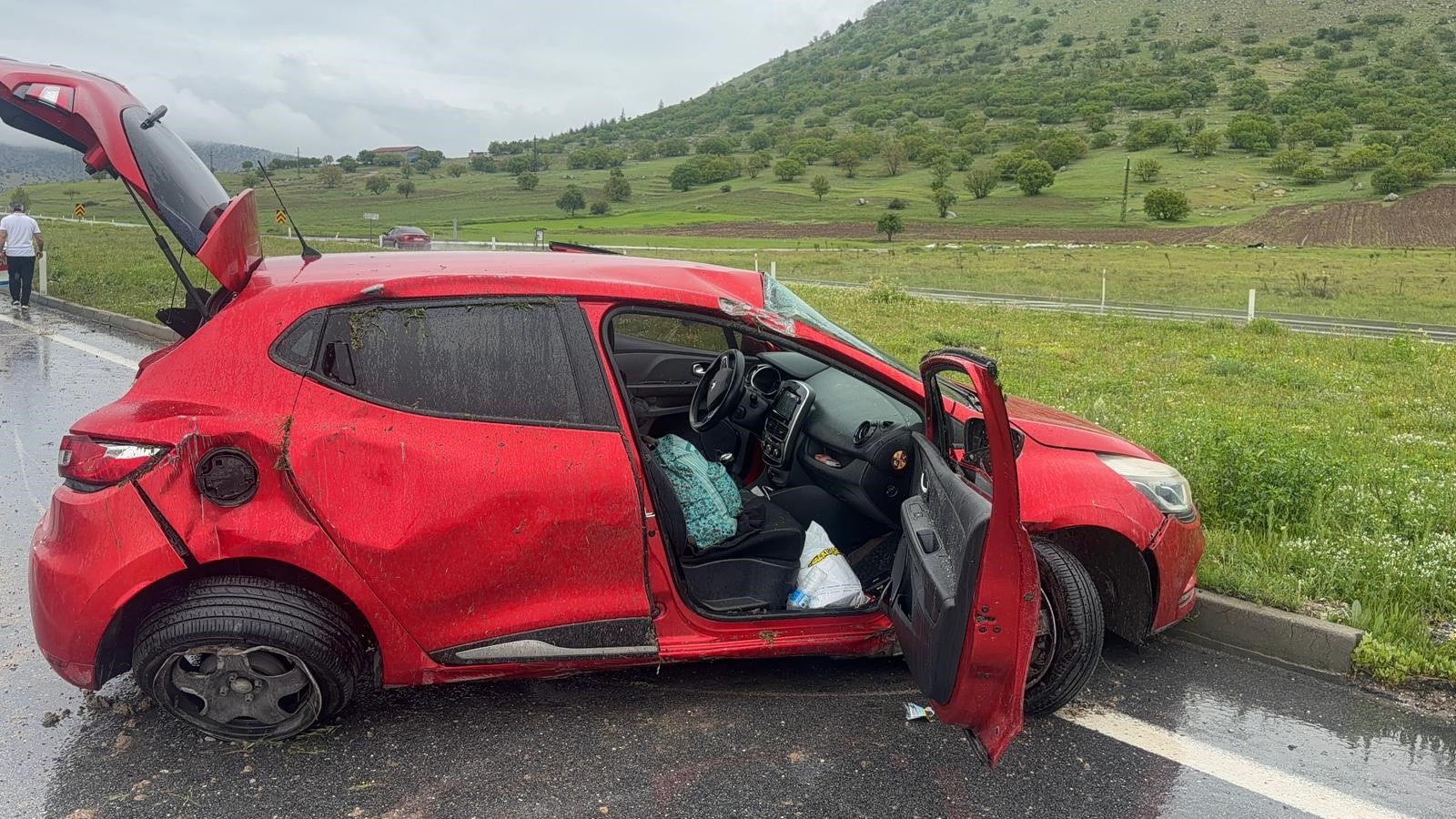 Afyonkarahisar’ın Bolvadin ilçesi yakınlarında meydana gelen feci trafik kazasında adeta