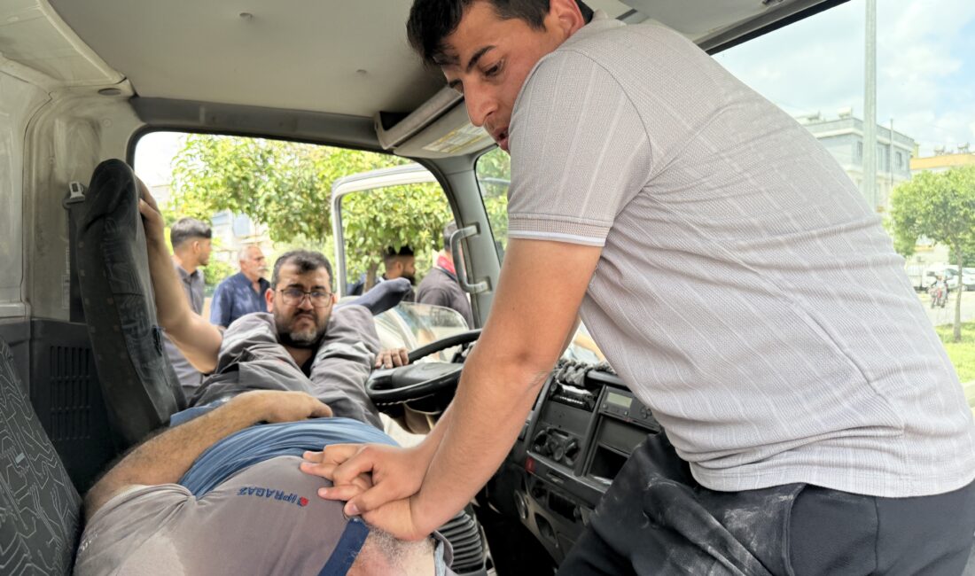 Mersin’in Tarsus ilçesinde, trafikte bir yolcu minibüsünün şoförüyle tartışan tüp