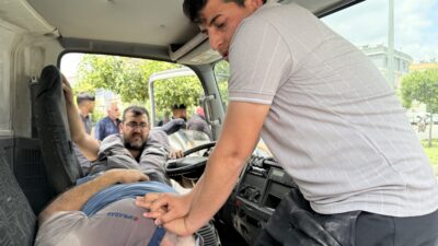 Mersin’in Tarsus ilçesinde, trafikte bir yolcu minibüsünün şoförüyle tartışan tüp