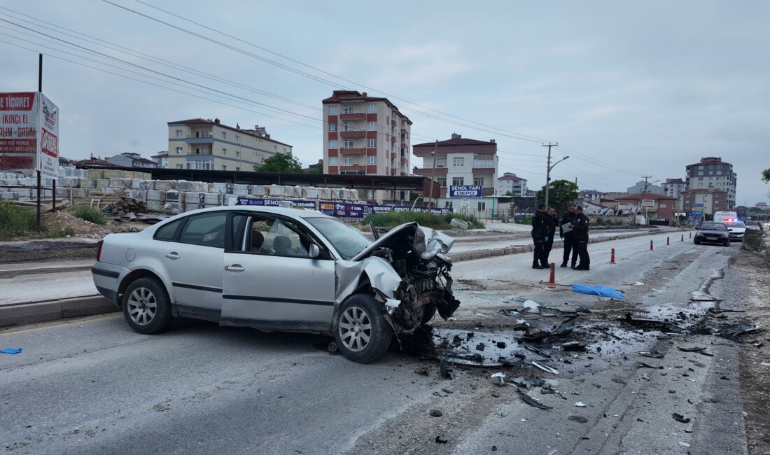 Niğde-Kayseri karayolunda şafak vaktinde iki otomobilin kafa kafaya çarpışması sonucu