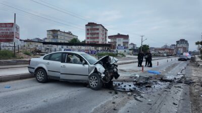Niğde-Kayseri karayolunda şafak vaktinde iki otomobilin kafa kafaya çarpışması sonucu