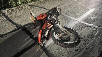 Tekirdağ'ın Hayrabolu ilçesinde kontrolden çıkarak devrilen motosikletteki iki kişiden biri