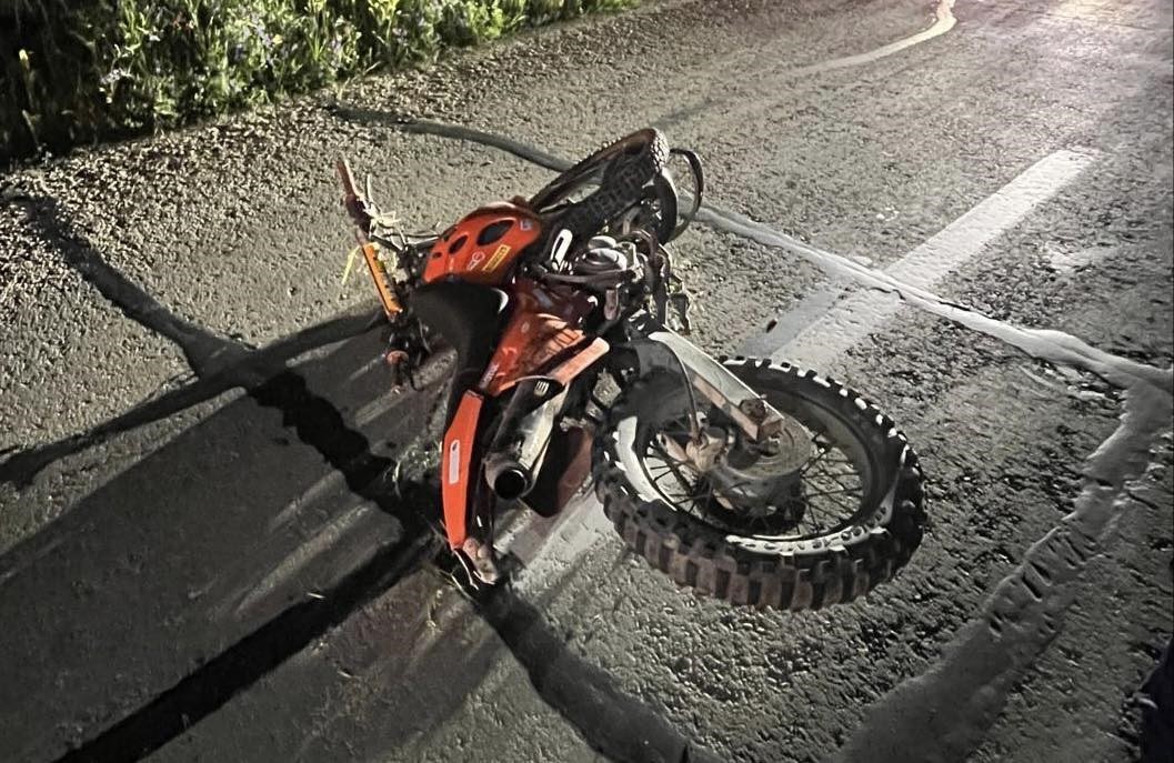 Tekirdağ'ın Hayrabolu ilçesinde kontrolden çıkarak devrilen motosikletteki iki kişiden biri