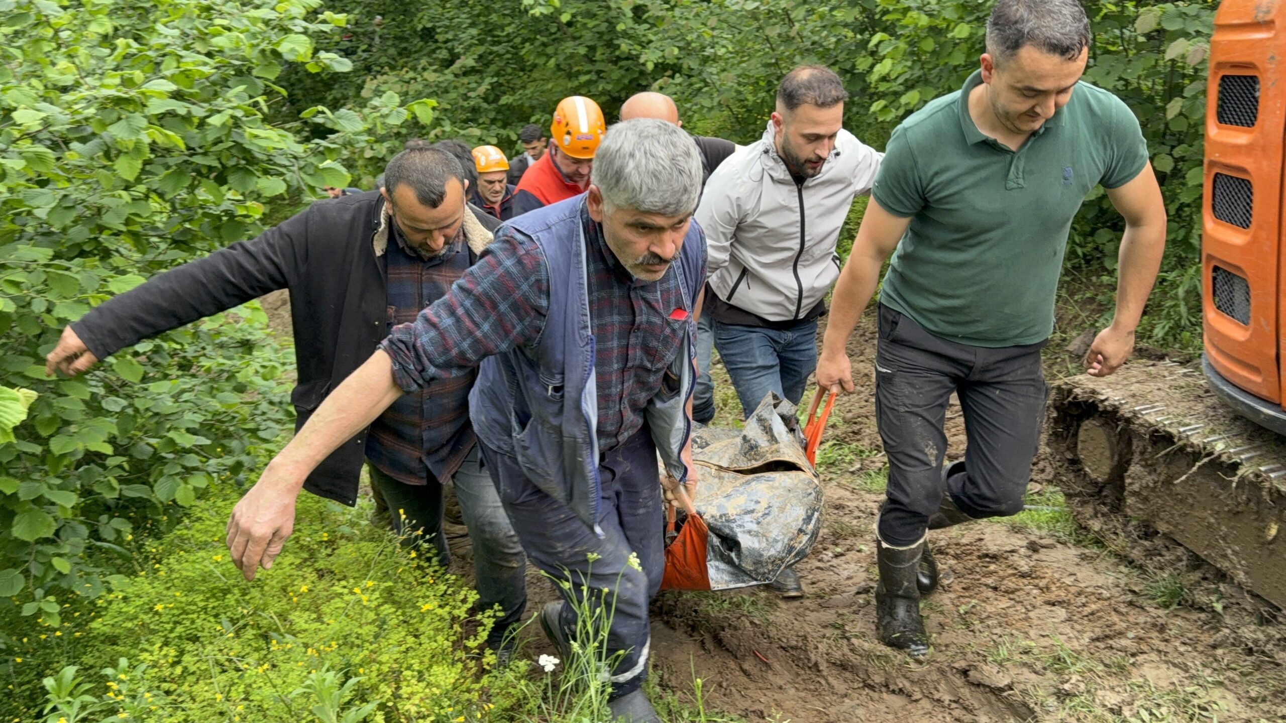 Samsun’un Salıpazarı ilçesinde fındık bahçesinde define aramak amacıyla kaçak kazı