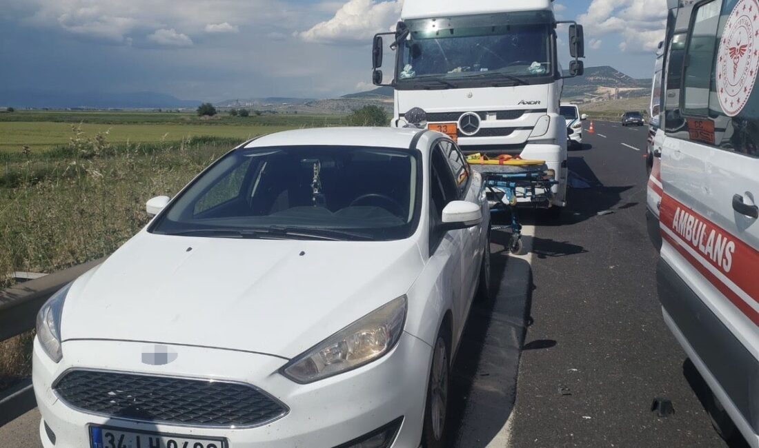 Tarsus-Adana-Gaziantep (TAG) Otoyolu'nda arızalanan tıra yardım etmek amacıyla duran kişilere