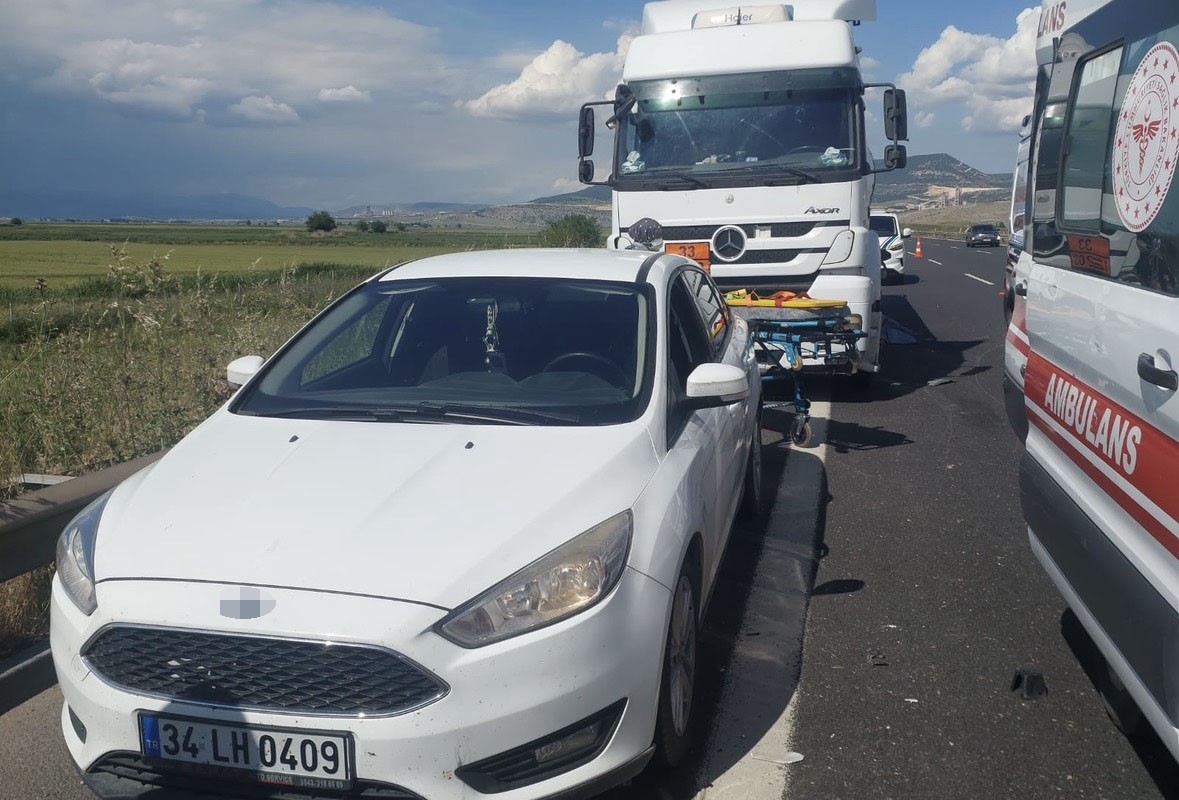 Tarsus-Adana-Gaziantep (TAG) Otoyolu'nda arızalanan tıra yardım etmek amacıyla duran kişilere