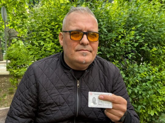 Eskişehir'de yaşayan kırk beş yaşındaki Yasin Kurt, temizlik kimyasallarıyla sildiği