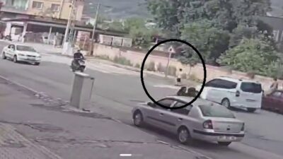 Hatay’ın Payas ilçesinde, yolun karşısına geçmek isterken gelen trafiği kontrol