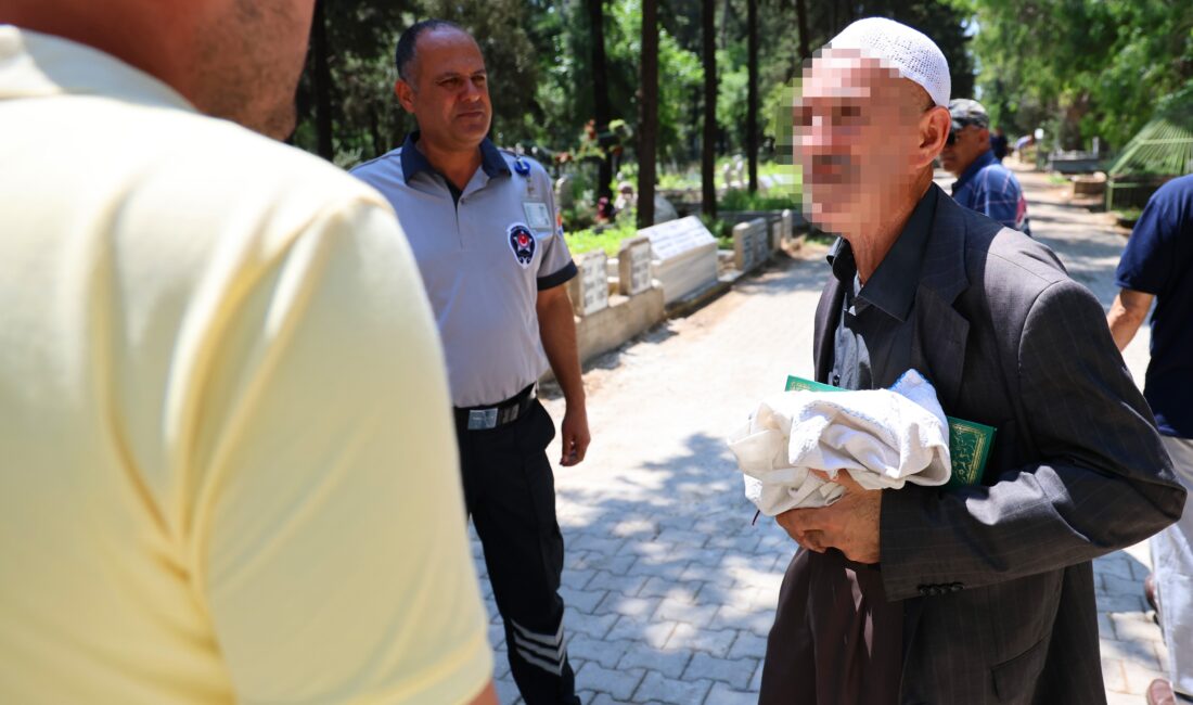 Adana'da Kurban Bayramı arifesinde Asri Mezarlık'ta vatandaşların dini duygularını istismar