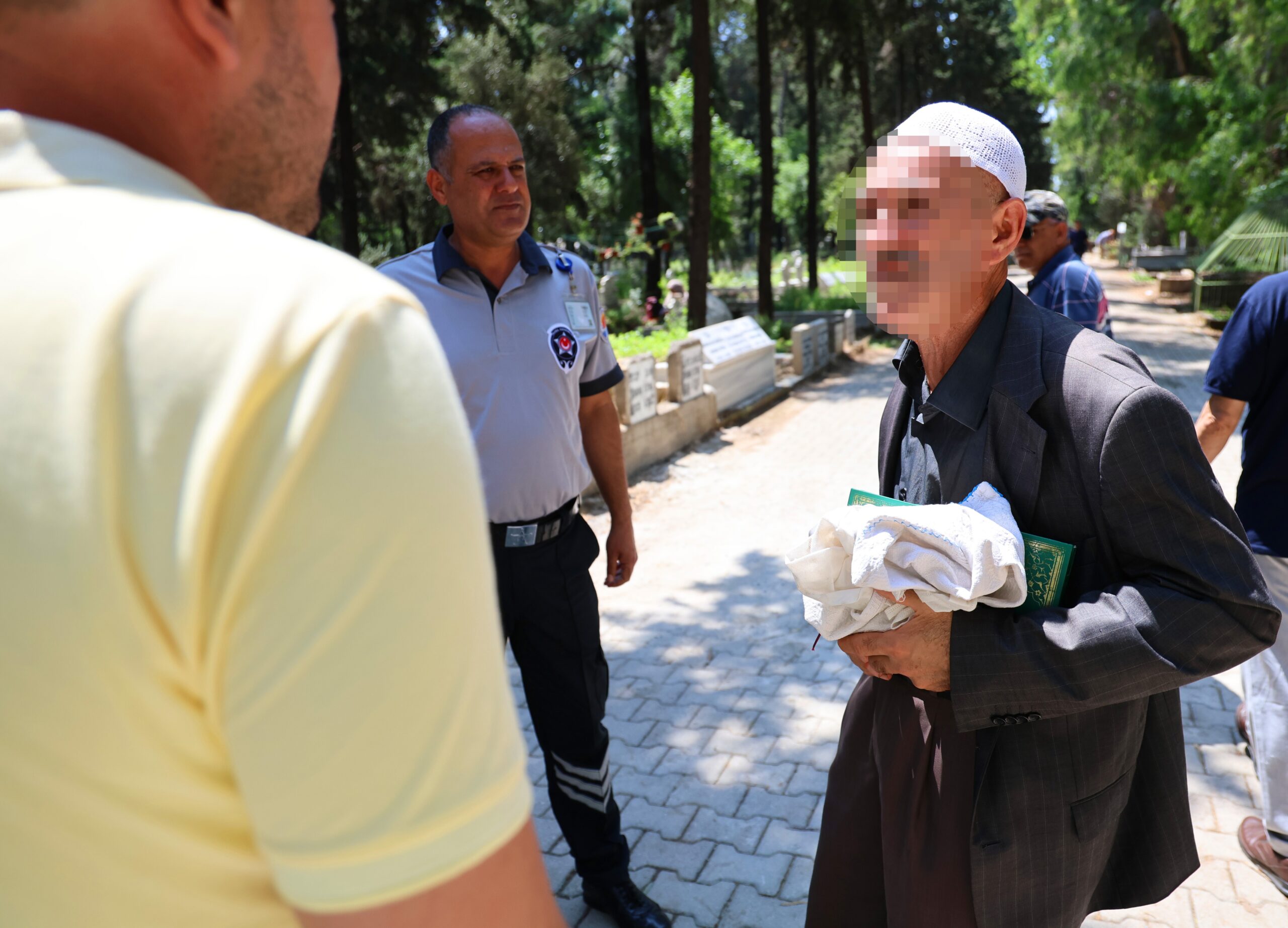 Adana'da Kurban Bayramı arifesinde Asri Mezarlık'ta vatandaşların dini duygularını istismar