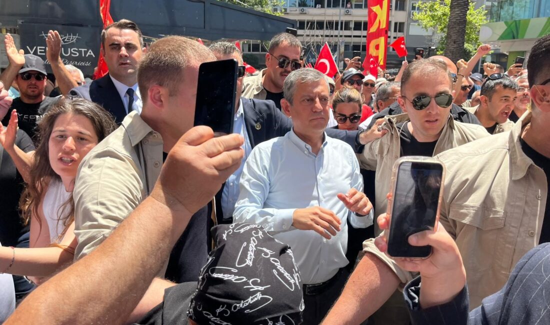 Mahkeme kararıyla CHP Genel Başkanlığı görevinden alınan Özgür Özel'in İzmir'de