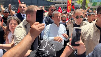 Mahkeme kararıyla CHP Genel Başkanlığı görevinden alınan Özgür Özel'in İzmir'de