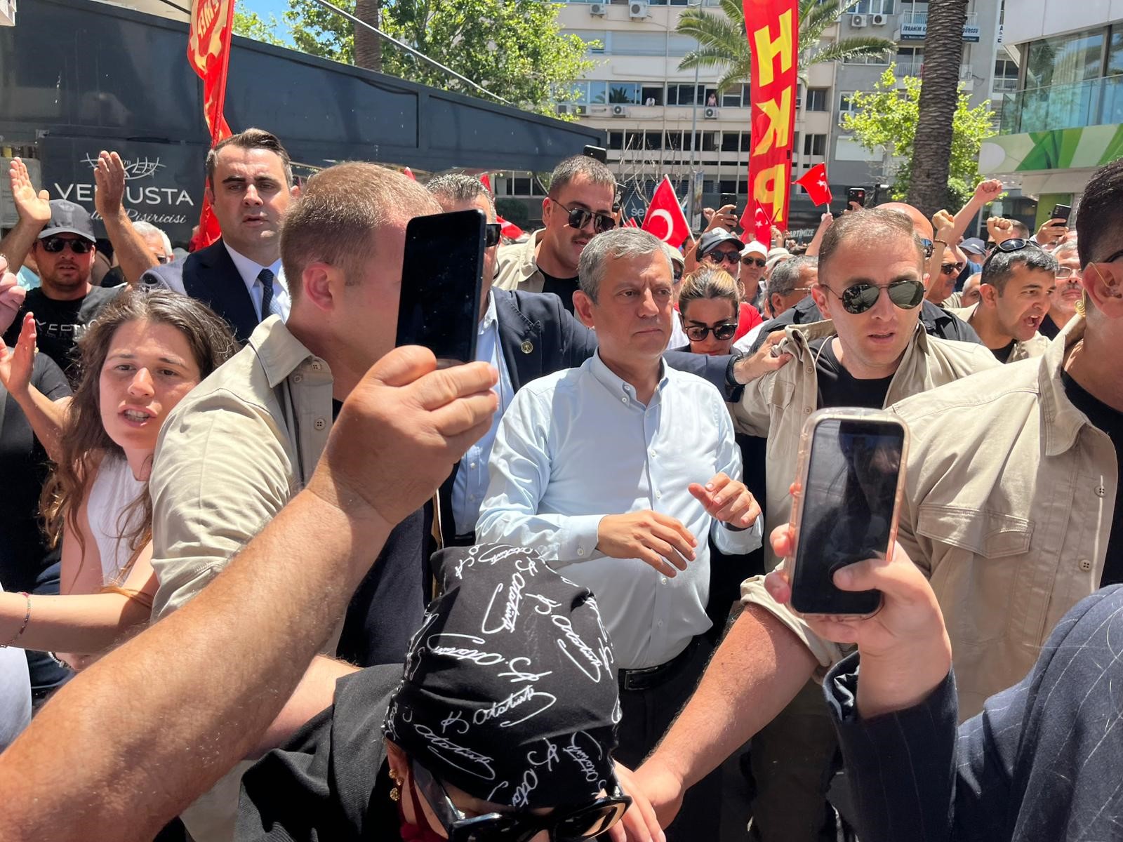 Mahkeme kararıyla CHP Genel Başkanlığı görevinden alınan Özgür Özel'in İzmir'de